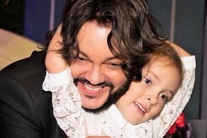 Филипп Киркоров показал свою 8-летнюю дочь с объемными косами и ярким макияжем
