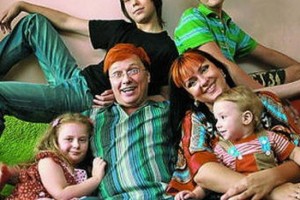 Лидер «Божьей коровки» сыграл всемирные рок-хиты в видеомарафоне «Пока все дома»