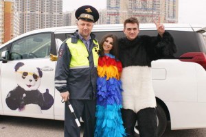 Анна Плетнева и Влад Топалов сняли клип в образах Панды и Попугая 