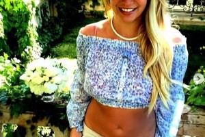 В кроптопе и коротких шортах: Бритни Спирс устроила очередную фотосессию.