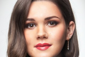 Дина Гарипова и Диана Гурцкая споют онлайн в День Победы