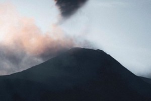 Вулкан Этна выпустил в небо сердце из пепла и дыма (фото)