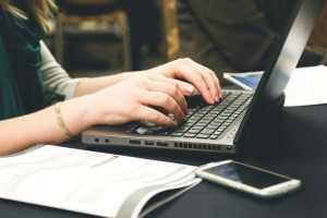 В Роскачестве предупредили о фейковых сайтах для видеоконференций.