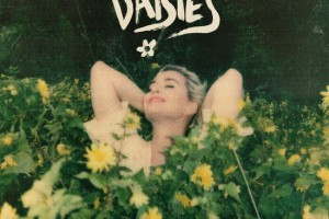 Кэти Перри искупалась обнаженной в клипе «Daisies»