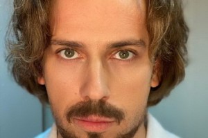 Максим Галкин исполнил «Гимн самоизоляции» в костюме Бэтмена 