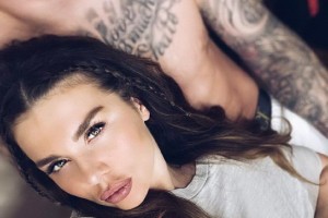 Анна Седокова представила видеоклип на песню «Теплее». 