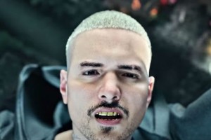 Джей Балвин стал жертвой динозавра в клипе «Negro»