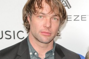 Maroon 5 поедет в тур через год без басиста, обвиняемого в насилии