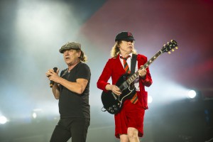 Выход нового альбома AC/DC отложили из-за коронавируса