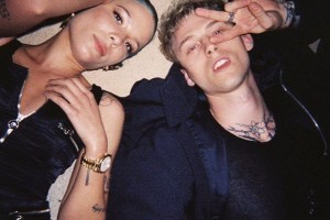Холзи и Machine Gun Kelly отчаянно ссорятся в клипе «Forget Me Too» 