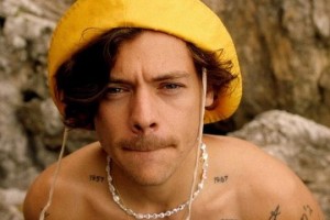 Гарри Стайлз побывал на итальянском курорте в клипе «Golden» 