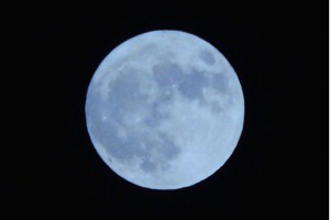  Жители Земли наблюдали необычную «Голубую Луну» (фото)
