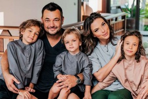 Певец Сергей Жуков со своей семьей и творческими друзьями создает проект "Сказки от Жуковых"