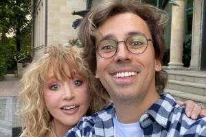 ГАЛКИН ПРИЗНАЛСЯ, ЧТО В ЕГО СЕМЬЕ СМЕЮТСЯ НАД ГАЗЕТНЫМИ СПЛЕТНЯМИ