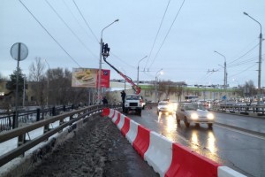 Состояние моста через реку Царев продолжают  оценивать специалисты.