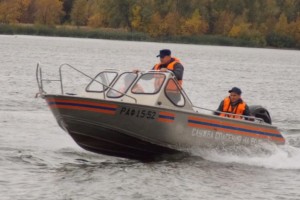 Астраханские спасатели спасли человека дрейфующего на понтоне. 