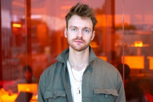 Finneas спел о Рождестве