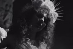 Лиза Громова перепела «Бога проклятых» «Би-2» в демоническом клипе
