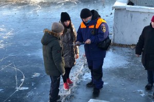 МЧС России по Астраханской области обращается к жителям региона объяснить детям, что выход на лёд, 