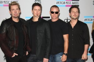 Nickelback помогли коллегам перепеть «Rockstar» в стиле матросских песен