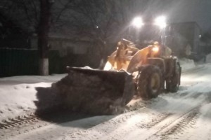 На уборке улиц от последствий снегопада задействовано 300 человек и более 10 единиц техники. 
