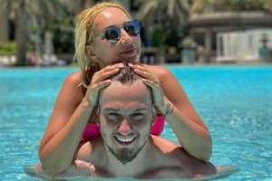 Пляжное фото Леры Кудрявцевой в купальнике и ее молодого мужа произвело фурор  