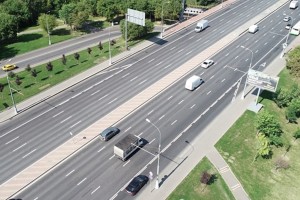 Правительство России утвердило новые требования к оснащению четырехполосных дорог. 