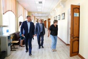 Губернатор Астраханской области проверил, в каких условиях выпускники школ сдают ЕГЭ. 