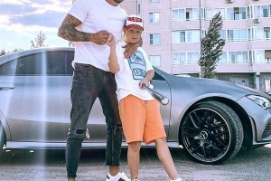 «Пусть с детства рискует»: Антон Гусев посадил 8-летнего сына за руль и катался с ним по Москве