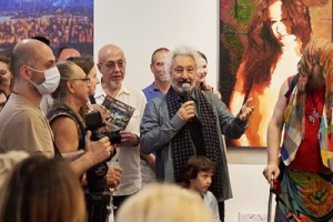 Стас Намин представил «Корни рок-н-ролла» на юбилейной мультижанровой выставке «Противостояние»