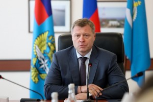 Губернатор Астраханской области Игорь Бабушкин снова проинспектировал ход работ по капитальному ремонту Милицейского моста. 
