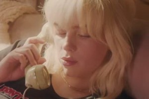 Билли Айлиш станцевала на крыше и утонула в клипе «Happier Than Ever»