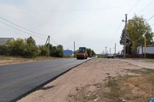 На улице Александрова продолжаются дорожные работы. 