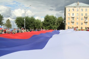 В Астрахани и области широко отметили день Государственного флага. 