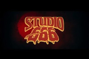 Дэйвом Гролом овладел демонический дух в тизере «Студии 666»