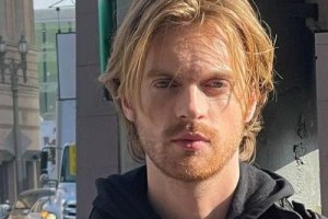 Finneas ограбил ювелирный магазин в клипе «The Kids Are All Dying»