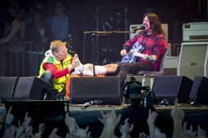 Лидер группы Foo Fighters Дэйв Грол сломал ногу во время концерта  