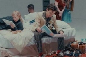 Гарри Стайлз прокатился по Лондону в кровати