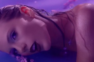 Тейлор Свифт тонет в лавандовом тумане в новом клипе «Lavender Haze»