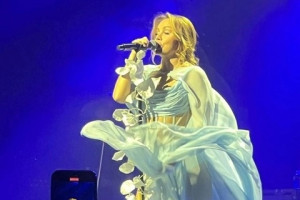 Во время выступления в воздух выбрасывалось блестящее конфетти