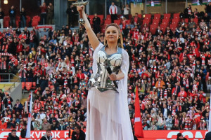 МакSим спела перед решающим матчем «Ростова» со «Спартаком». 
