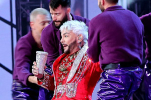 Киркоров назвал виновного в своем падении во время концерта