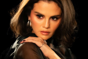 Селена Гомес выпустила ретроклип на песню In the Dark