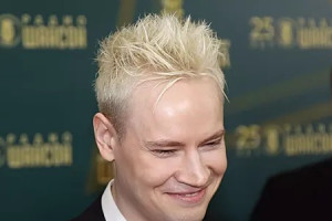 «Это так, некий ответ тем, кто меня не любит»: SHAMAN объяснил, почему широко расставляет ноги на сцене 