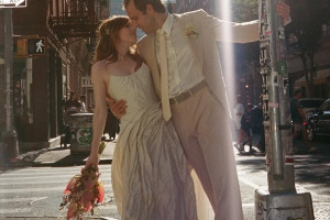 Второе платье также не имело бретелей, оно было создано брендом Danielle Frankel.