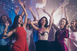 Новогодние корпоративы 2025 - 2026: что выбирают офисы и удалёнщики в этом году