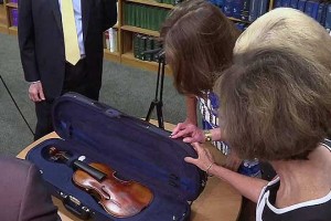В США дочерям знаменитого музыканта вернули украденную в 80-е годы скрипку Страдивари
