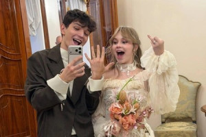 22-летний певец Акмаль узаконил отношения с Сашей Куртовой — кадры из загса