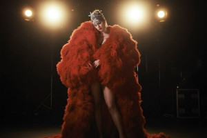 Второй трек альбома «The Life of a Showgirl» — песня Elizabeth Taylor