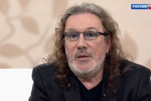 Директор Кузьмина опроверг информацию о плохом самочувствии певца